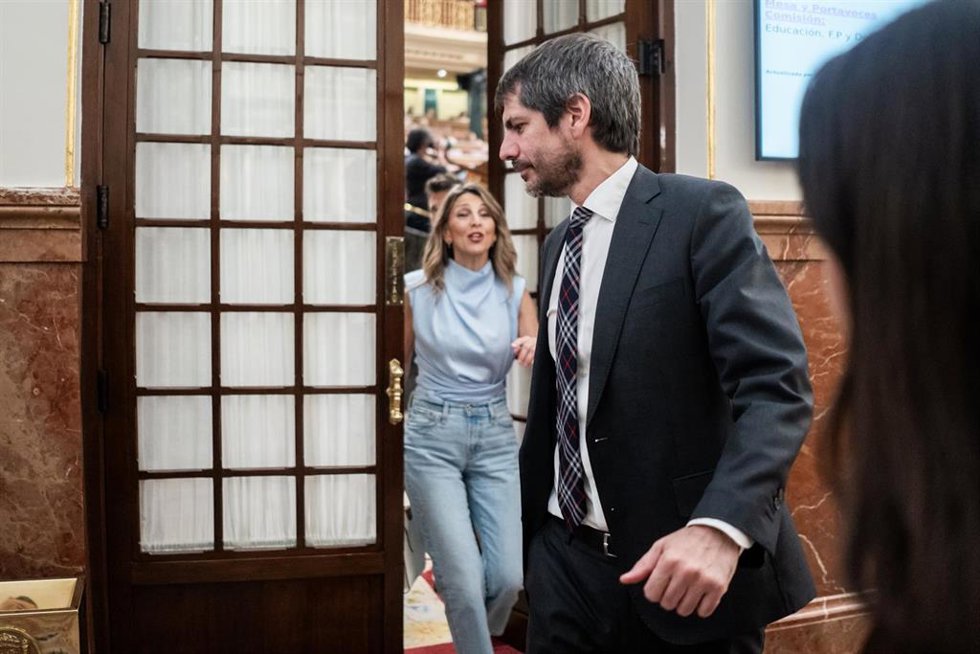 Archivo - La vicepresidenta segunda y ministra de Trabajo, Yolanda Díaz, y el ministro de Cultura, Ernest Urtasun, durante una sesión plenaria en el Congreso, a 29 de abril de 2026, en Madrid (España). 