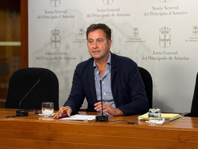 El diputado del PP de Asturias José Luis Costillas durante la rueda de prensa de este martes en la Junta General.
