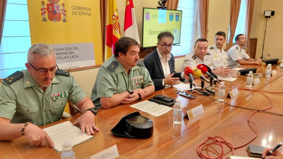 El subdelegado del Gobierno, Fernando Galeano; el comisario jefe provincial de la Policía Nacional, Ángel Díaz, y el comandante jefe de Operaciones de la Guardia Civil , Francisco Javier Ruiz, informan de una operación conjunta sobre presuntas estafas