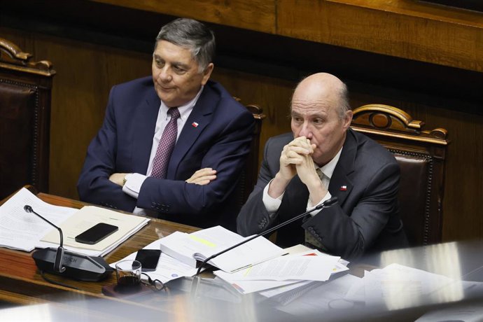 Valparaiso, 15 de julio 2026 El ministro de Hacienda, Jorge Quiroz, y el ministro del Interior, Claudio Alvarado, en la sesion del Senado durante votacion del proyecto de Reconstruccion Nacional Sebastian Cisternas/Aton Chile
