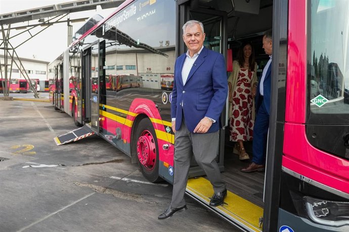 El alcalde de Sevilla, José Luis Sanz, saliendo de uno de los nuevos autobuses híbridos de Tussam