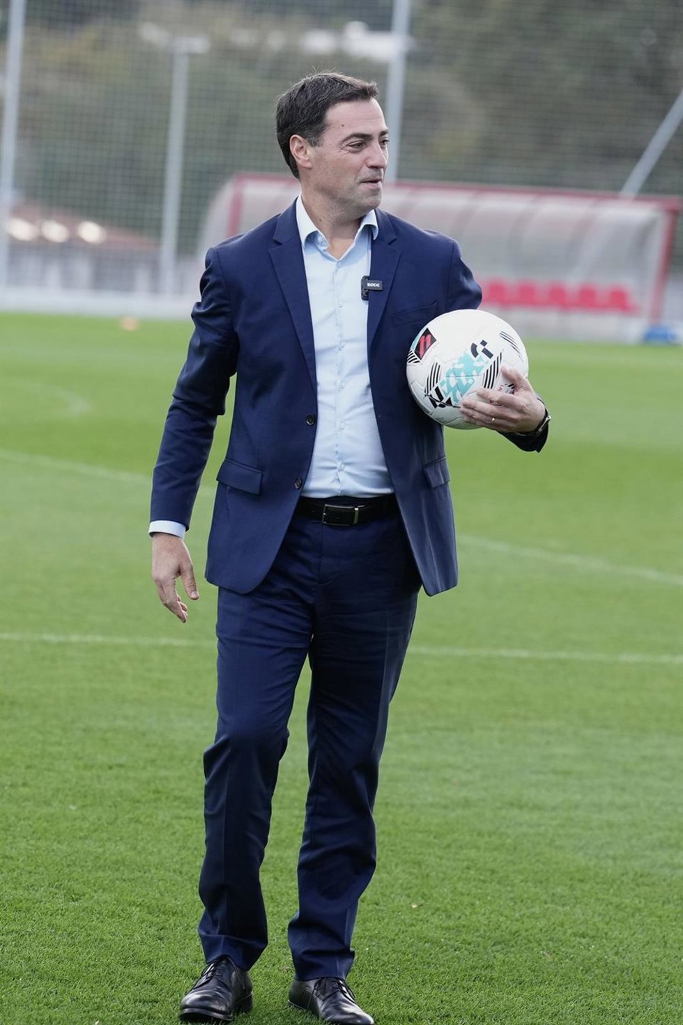 Archivo - El lehendakari, Imanol Pradales durante su visita al entrenamiento de la selección de fútbol de Euskadi