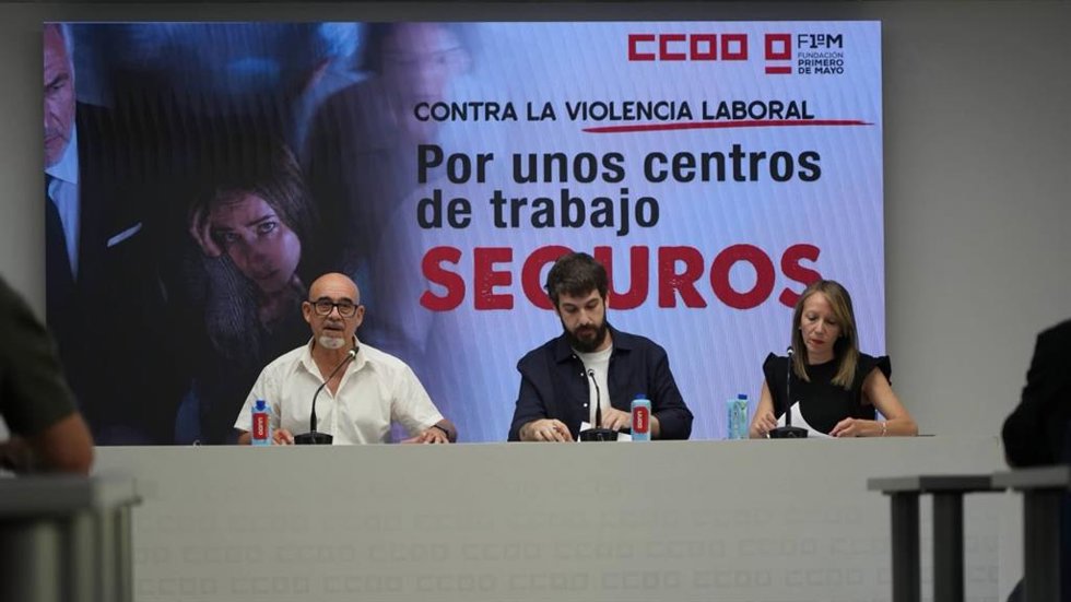 El secretario confederal de CCOO de Salud Laboral y Sostenibilidad Medioambiental, Mariano Sanz; el  técnico en la Fundación 1º de Mayo, en Departamento de Condiciones Laborales, Juan J. González y Adjunta a Presidencia y resp. De Com., Ofelia de Felipe.