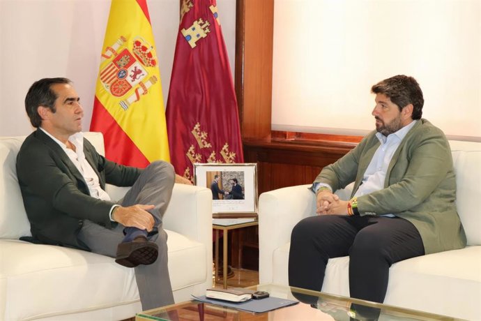 Reunión del presidente de la Comunidad, Fernando López Miras, con el consejero delegado y fundador de Volotea, Carlos Muñoz