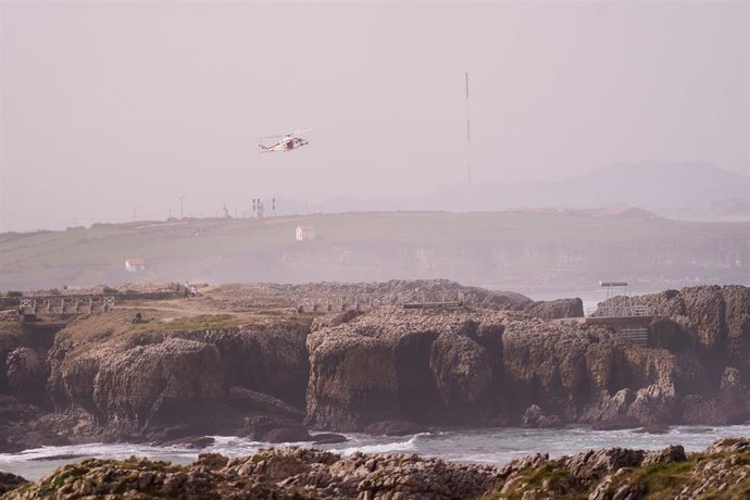 Archivo - Equipos de rescate y servicios de emergencias en la playa de El Bocal de Santander