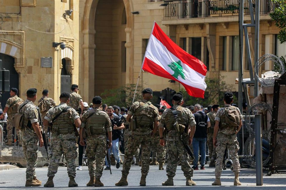 Archivo - Soldados libaneses montan guardia frente al edificio del Parlamento en Beirut.