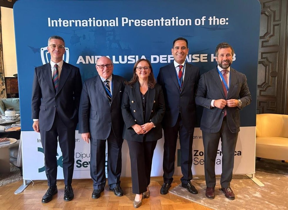 El vicepresidente de Prodetur (1i), Rodríguez Hans, en una foto de familia con otros responsables de instituciones y empresas tras la presentación del Hub Defensa Andalucía, en el que colabora Diputación, en Londres