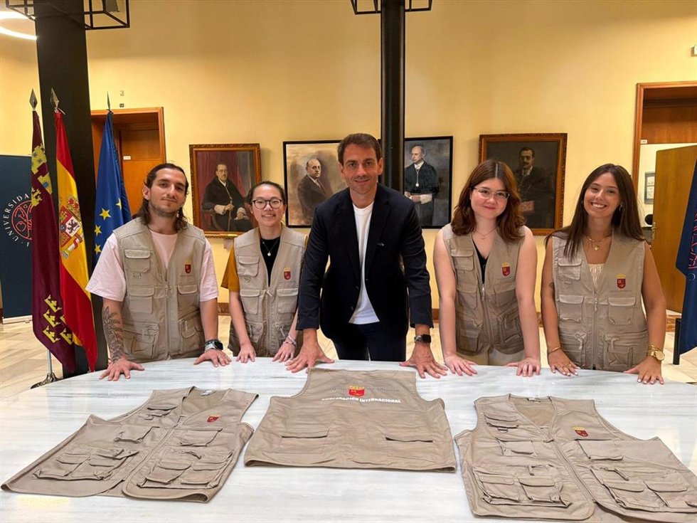 El director general de Acción Exterior y Cooperación, Juan José Almela, junto con cuatro voluntarios que van a participar en proyectos de voluntariado de cooperación internacional gestionados a través de ‘Inicia.Travel’