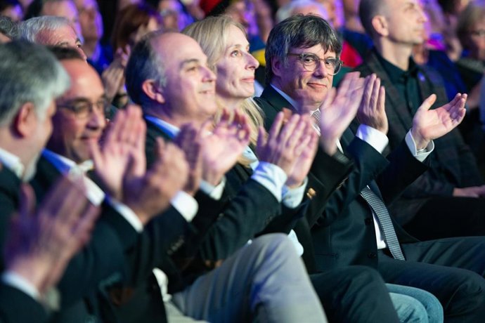Archivo - El secretario general de Junts per Catalunya, Jordi Turull (c), la número 2 de Junts+Puigdemont, Anna Navarro (2d) y el expresidente de la Generalitat y candidato de Junts a las elecciones catalanas, Carles Puigdemont (d), durante el acto de Jun