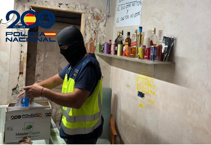 Agente de Policía Nacional en la desarticulación de un punto de venta de sustancias ilegales.