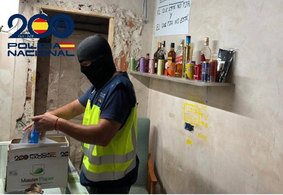 Agente de Policía Nacional en la desarticulación de un punto de venta de sustancias ilegales.
