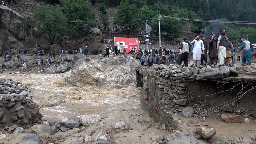 Un grupo de personas revisa los daños causados por las inundaciones provocadas por las lluvias torrenciales en la provincia de Nuristán, en el este de Afganistán