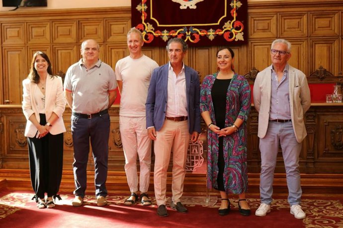 Presentación del partido de baloncesto entre el Súper Agropal Palencia y el Leyma Coruña.