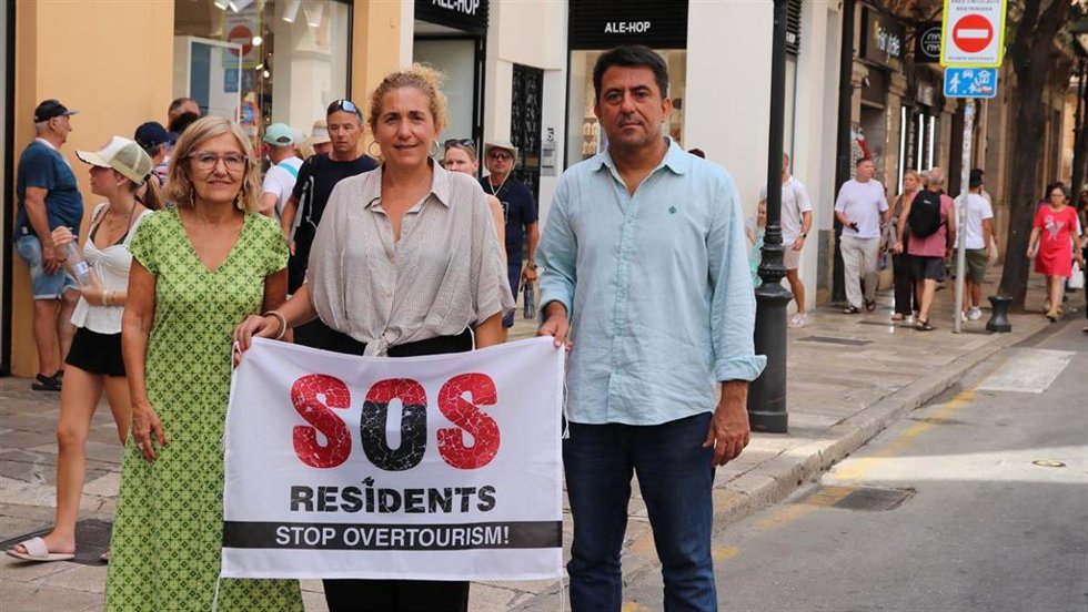 Representantes de MÉS per Mallorca en el Consell de Mallorca con una bandera de 'SOS Residents'.