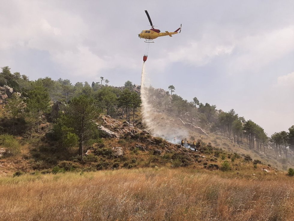 El helicóptero, la brigada forestal y el técnico de extinción del Plan Infomur en el incendio forestal declarado en Ejulve (Teruel)