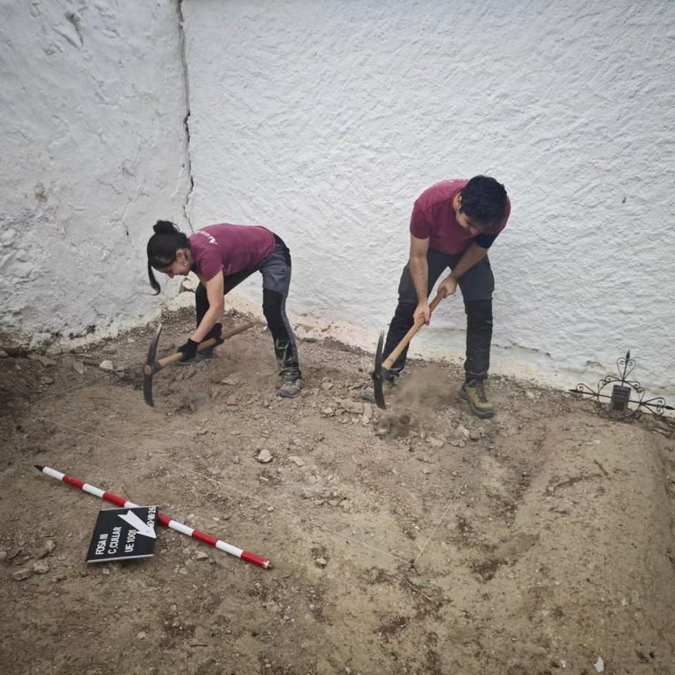 Expertos excavan la fosa 3 de Cúllar (Granada)