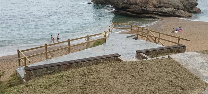Barandillas renovadas en la playa de Estaño (Gijón).