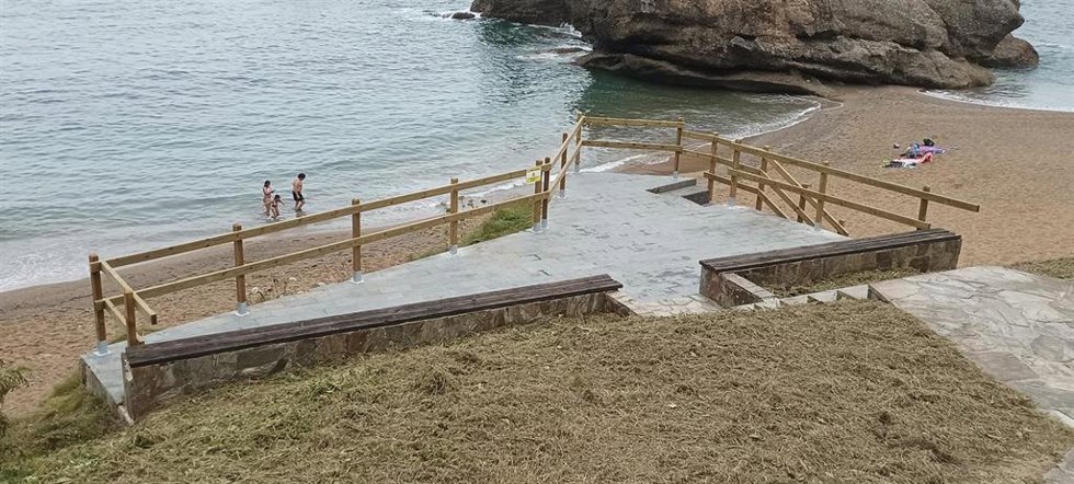 Barandillas renovadas en la playa de Estaño (Gijón).