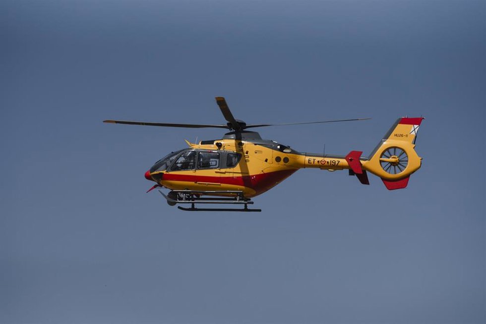 Un helicóptero trabaja durante las labores de extinción del incendio en La Mierla.