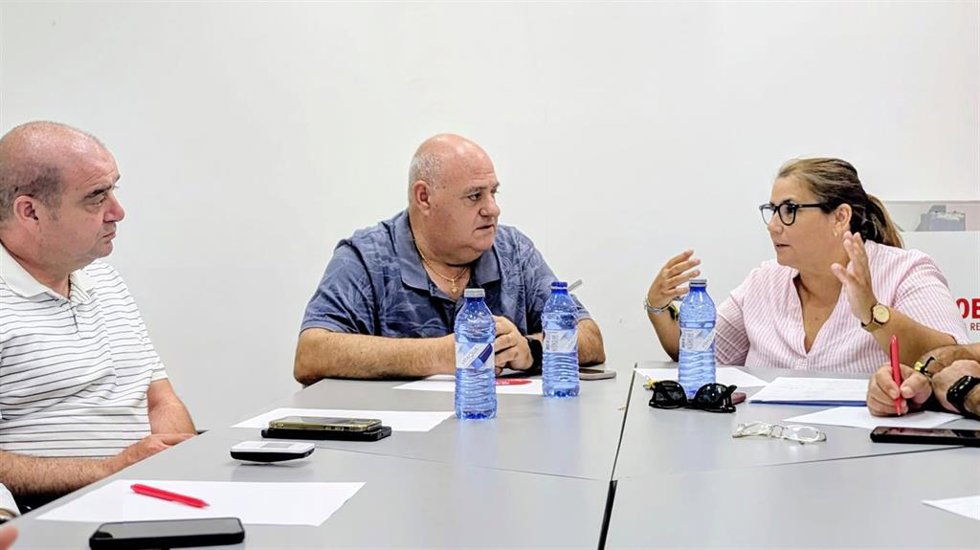 La presidenta del Grupo Municipal Socialista, Tita García, ha mantenido una reunión de trabajo con los alcaldes de Talavera la Nueva y Gamonal, Jesús Mencías y Álvaro Jerónimo.