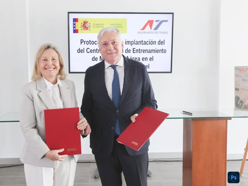 La secretaria de Estado de Defensa, María Amparo Valcarce, y el presidente del Consorcio del Aeropuerto de Teruel, Octavio López, han firmado el protocolo para el impulso del CIEMA.