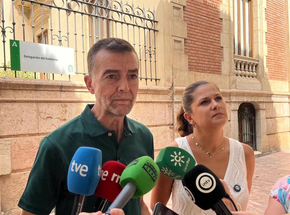 El portavoz del Grupo Parlamentario Por Andalucía, Antonio Maíllo, y la coordinadora provincial de IU en Almería, María Jesús Amate, atienden a los medios ante la sede del Gobierno andaluz en Almería.
