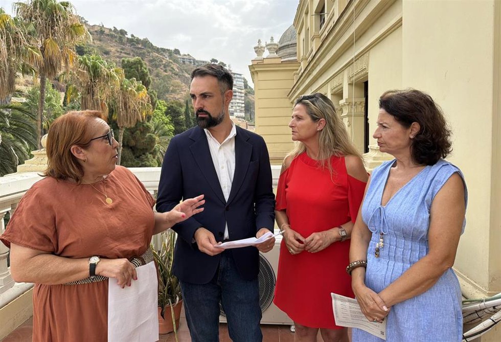 El portavoz municipal socialista, Mariano Ruiz Araujo; la viceportavoz, Carmen Martín, y las concejalas Rosa del Mar Rodríguez y Lorena Doña.