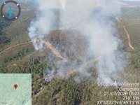 Sanz destaca el "importante" despliegue de medios para atajar el "complejo" incendio de Almonaster (Huelva)