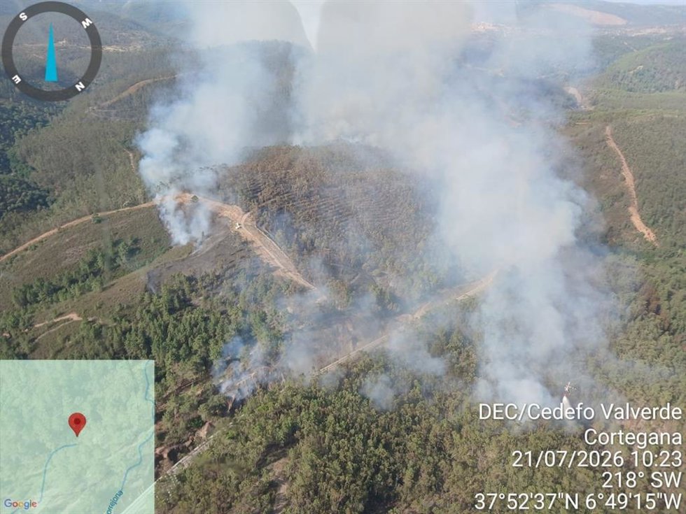 Sucesos.- AMP.- Movilizados 13 medios aéreos en el incendio del paraje Las Veredas de Almonaster (Huelva)