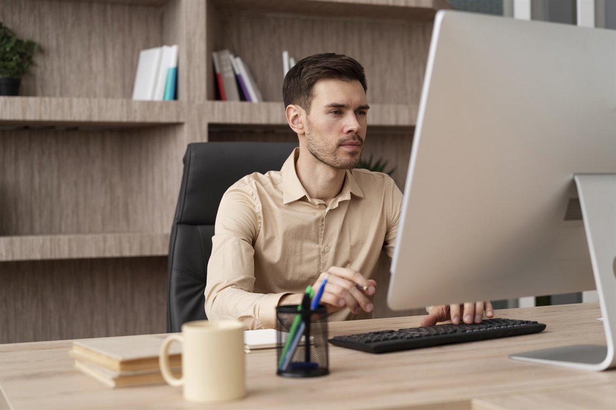 El fenómeno del doble empleo en Asturias: 5.277 trabajadores se ven obligados a compatibilizar nómina y cuenta propia