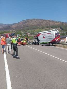 Colisión entre una ambulancia y un turismo