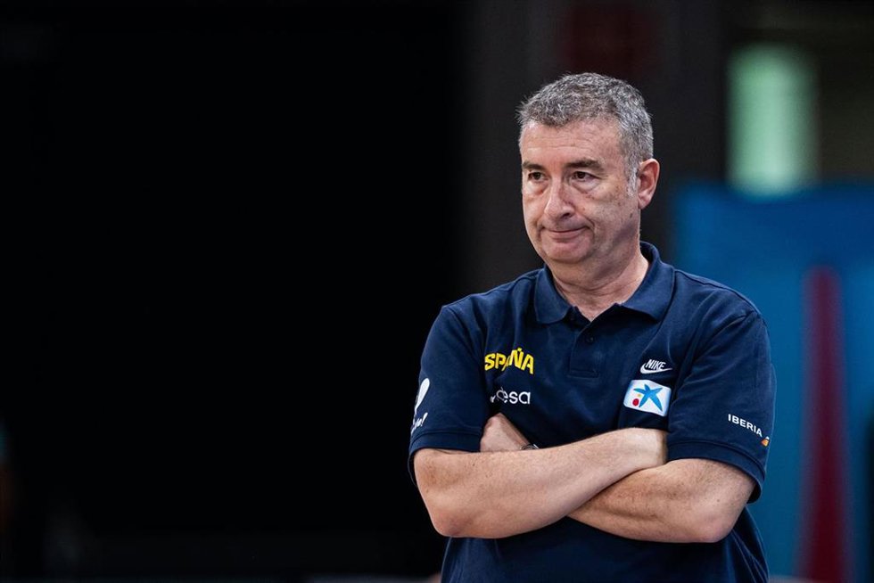 Archivo - El seleccionador nacional femenino, Miguel Méndez, durante un partido del Eurobasket 2025.
