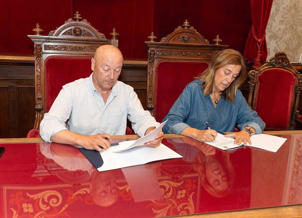 El alcalde  de Paredes, Luis Calderón, y la presidenta de la Diputación, Ángeles Armisén.