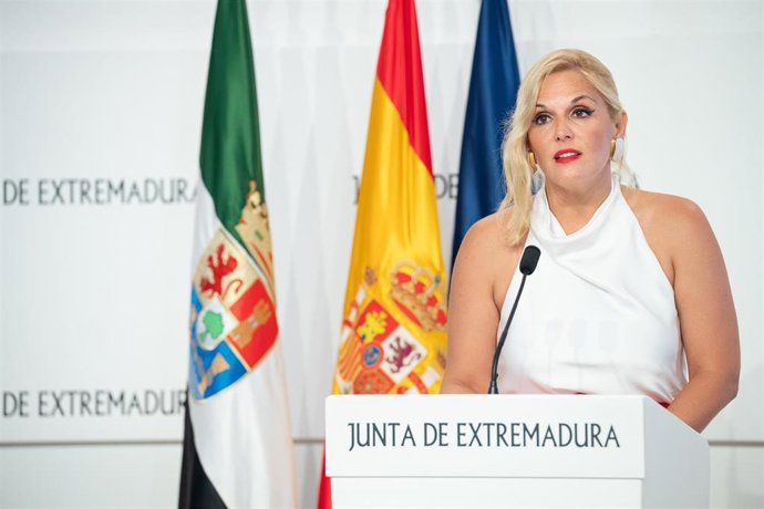 La portavoz de la Junta de Extremadura, Elena Manzano, ofrece una rueda de prensa tras la reunión del Consejo de Gobierno
