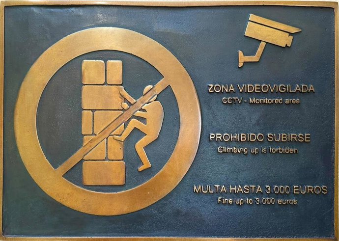 Placa informativa principal contra conductas incívicas en el Acueducto de Segovia