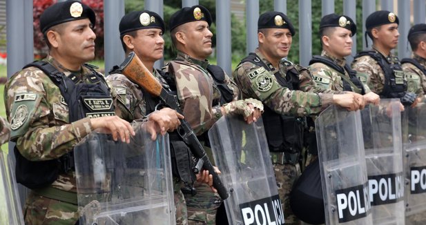 El presidente del Congreso de Perú sanciona la ley que exime a policías y militares de la justicia ordinaria