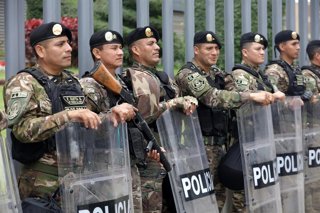 Archivo - Policías peruanos, en una imagen de archivo.