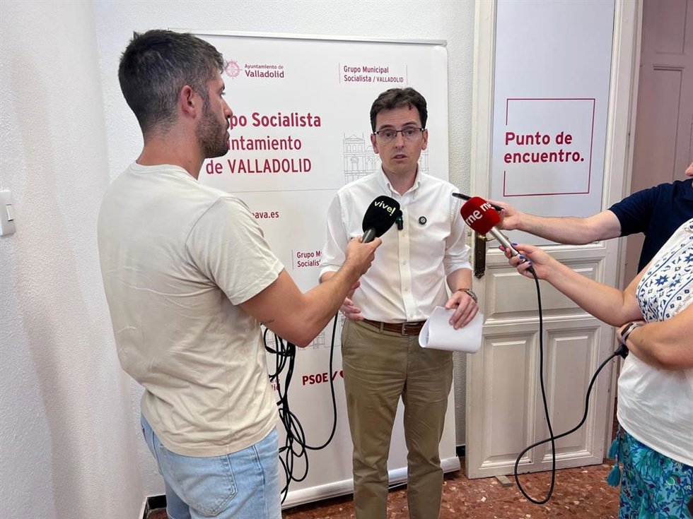 El portavoz del Grupo Municipal Socialista en el Ayuntamiento de Valladolid, Pedro Herrero, atiende a los medios de comunicación.