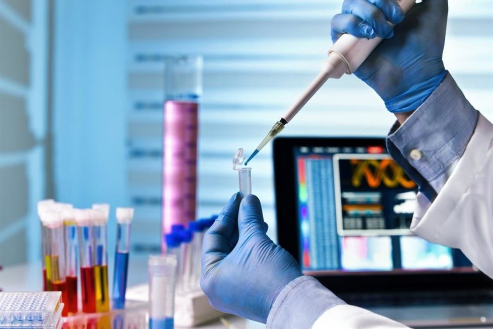 Imagen de archivo de manos trabajando en un laboratorio científico.