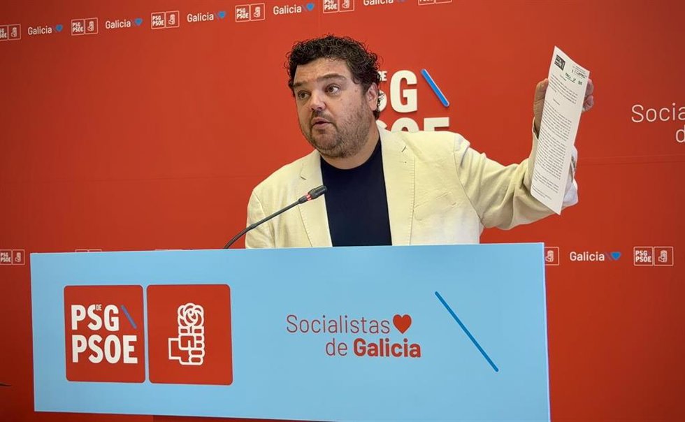 El diputado y portavoz de la Ejecutiva del PSdeG, Julio Torrado, en rueda de prensa