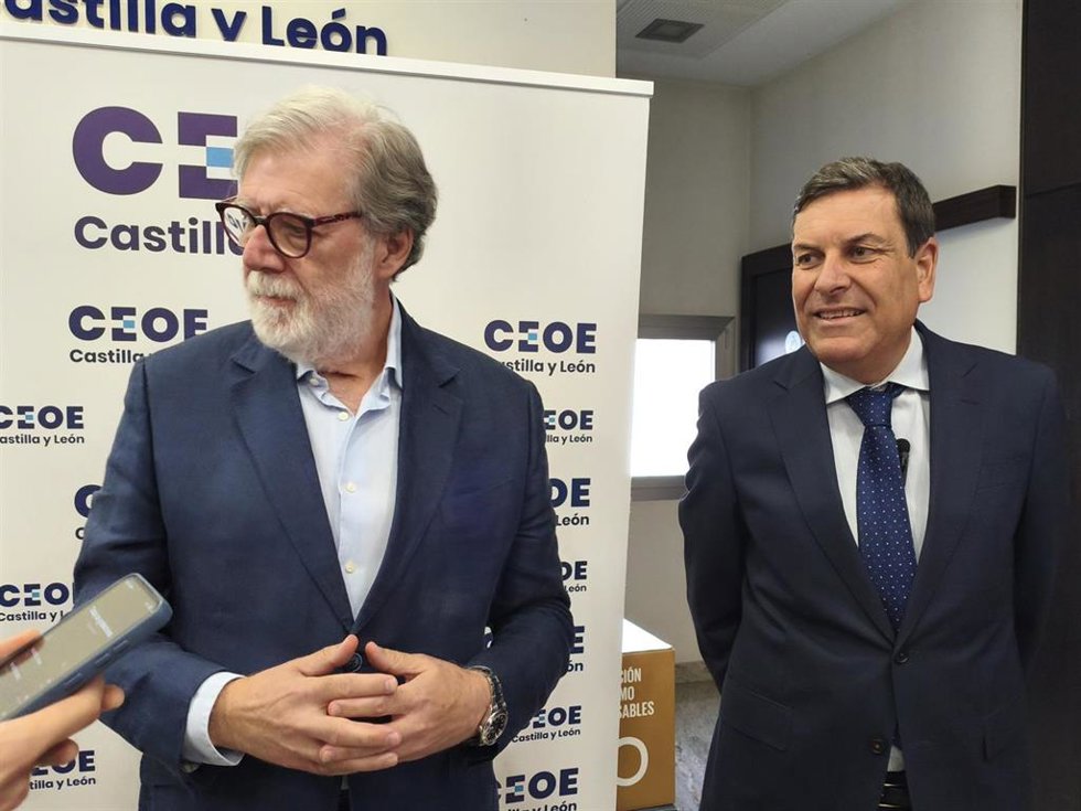 El presidente de CEOE Castilla y León, Santiago Aparicio, junto al consejero de Economía y Hacienda y portavoz de la Junta, Carlos Fernández Carriedo.