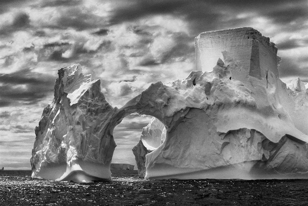 Sebastião Salgado, Iceberg en el mar de Weddell. Península Antártica, 2005.