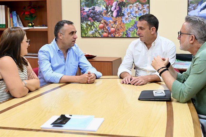 El presidente de la Diputación de Granada, Francis Rodríguez, ha mantenido un encuentro con el presidente del Grupo de Desarrollo Rural del Valle de Lecrín, Temple y Costa, Jorge Sánchez, y su gerente, María del Mar Jiménez.