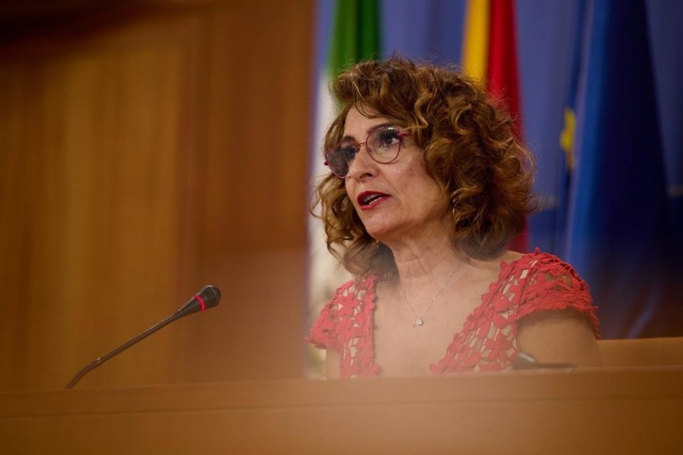 La secretaria general del PSOE-A, María Jesús Montero, en rueda de prensa en el Parlamento.