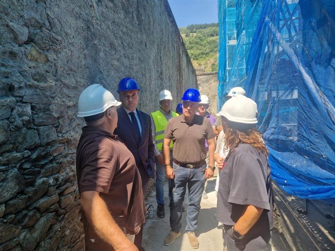 El consejero de Hacienda, Guillermo Peláez, visita las obras de reforma del juzgado en Cangas del Narcea.
