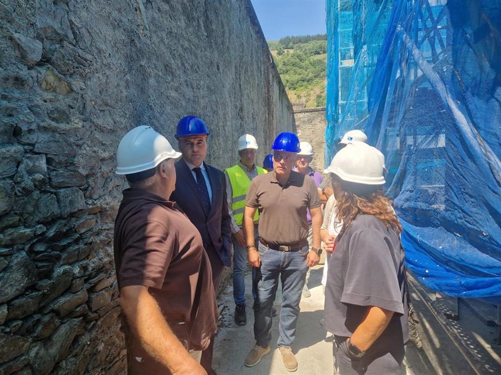 El consejero de Hacienda, Guillermo Peláez, visita las obras de reforma del juzgado en Cangas del Narcea.