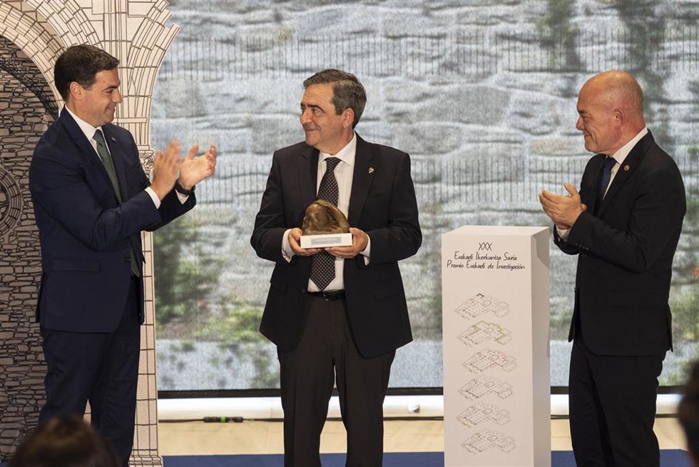El Lehendakari, Imanol Pradales, y el cconsejero de Ciencia, Universidades e Innovación, Juan Ignacio Pérez Iglesias, entregan el Premio Euskadi de Investigación al arqueólogo Agustín Azkate.