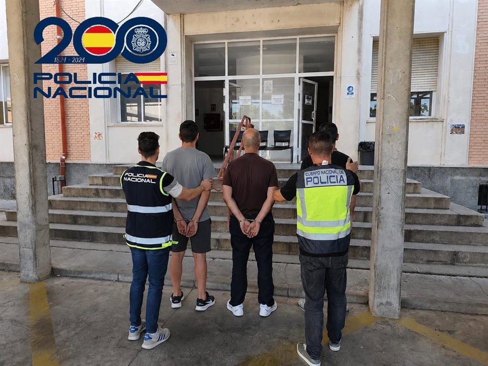 Agentes de Policía Nacional con los tres detenidos por robos en domicilios