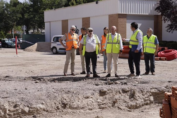 El alcalde de Valladolid, Jesús Julio Carnero, y el concejal de Tráfico y Movilidad, Alberto Gutiérrez, visitan la obra en la calle Bálago.