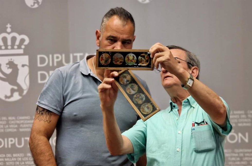 El diputado de Cultura, Arte y Patrimonio, Emilio Martínez (izquierda) junto a Miguel Pérez 'Trébol' en la presentación del XIII Festival Internacional de Cine 'Luna de Cortos'.